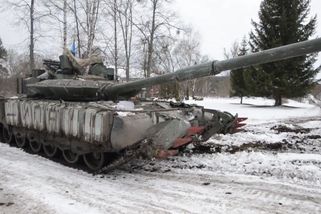 Ukrajinští vojáci vzali Rusům moderní tank T-80BVM a nasadili ho proti nim. Udělali chybu, takže stačilo nasednout a vyrazit